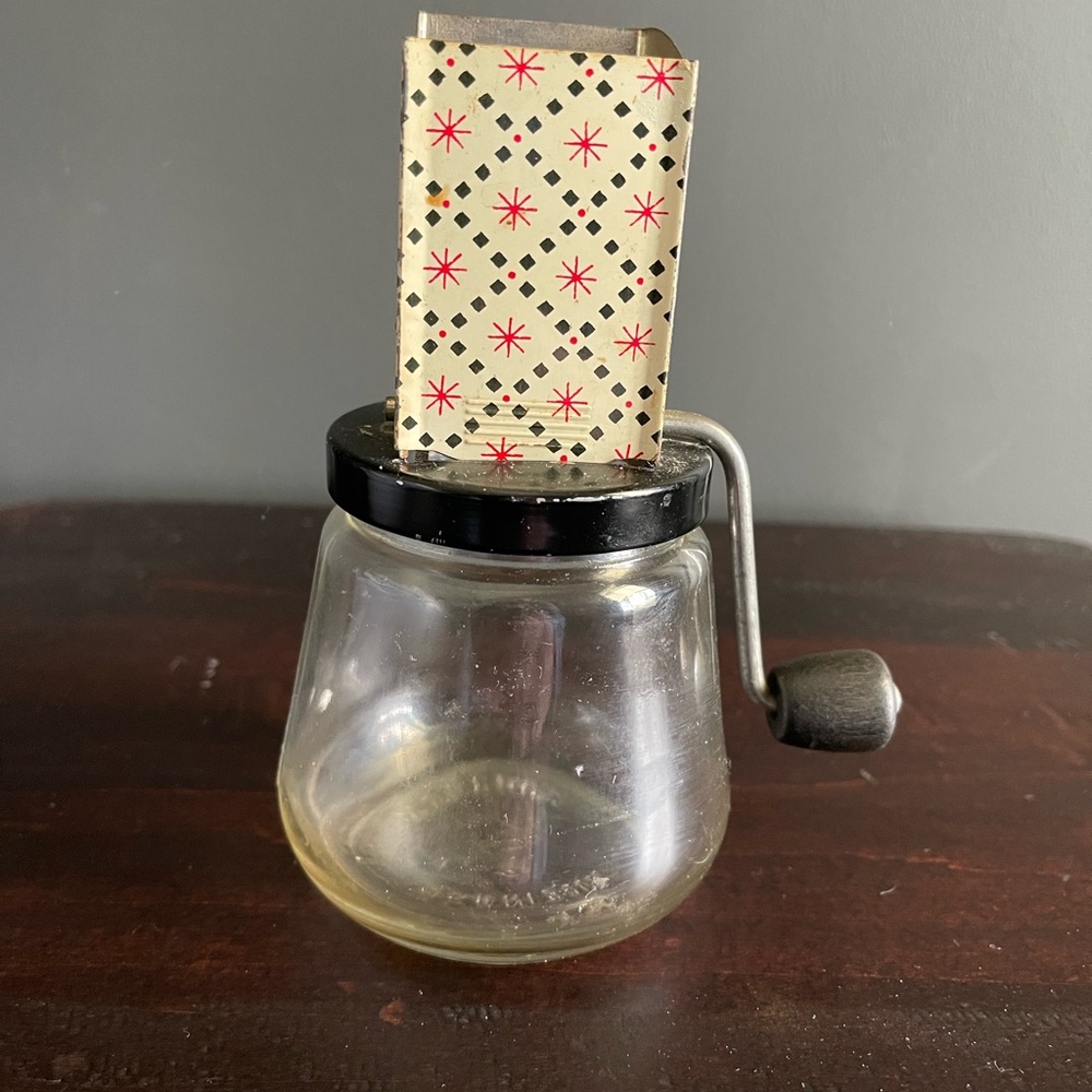 Androck nut and spice grinder vintage‎ starburst pattern